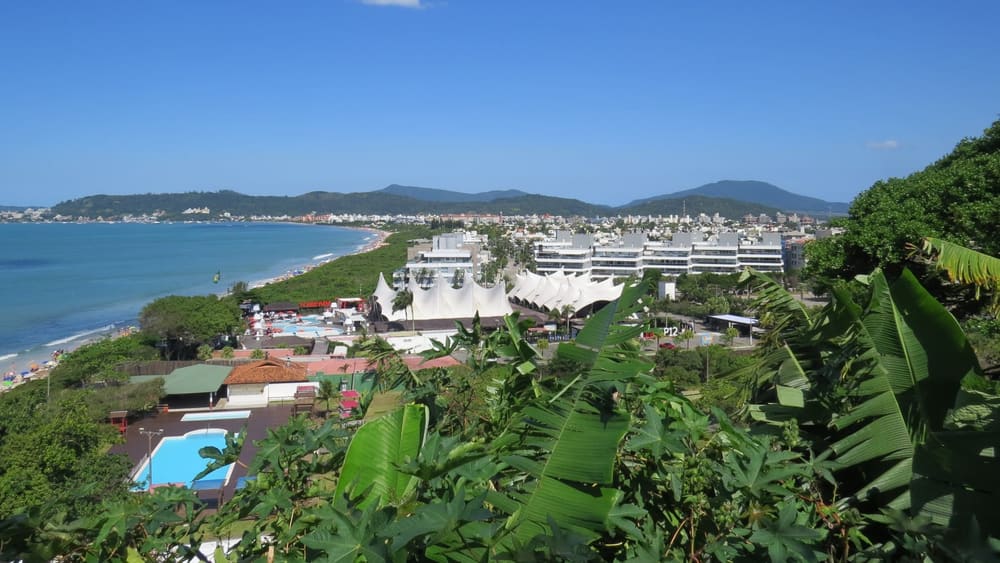 Praia de Jurerê Internacional, Florianópolis. Foto: Rafael Ghidini (CC BY-SA 4.0, via Wikimedia Commons).