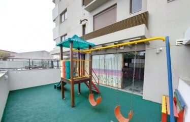 Apartamento semimobiliado no Estreito
