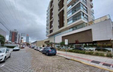 Apartamento semimobiliado no Estreito