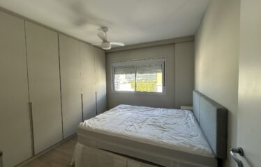 Amplo apartamento, semimobiliado no Itacorubi