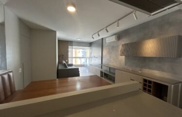 Amplo apartamento, semimobiliado no Itacorubi