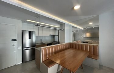 Amplo apartamento, semimobiliado no Itacorubi