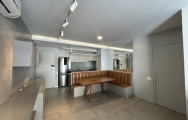 Amplo apartamento, semimobiliado no Itacorubi