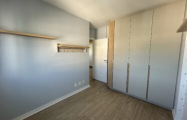 Amplo apartamento, semimobiliado no Itacorubi